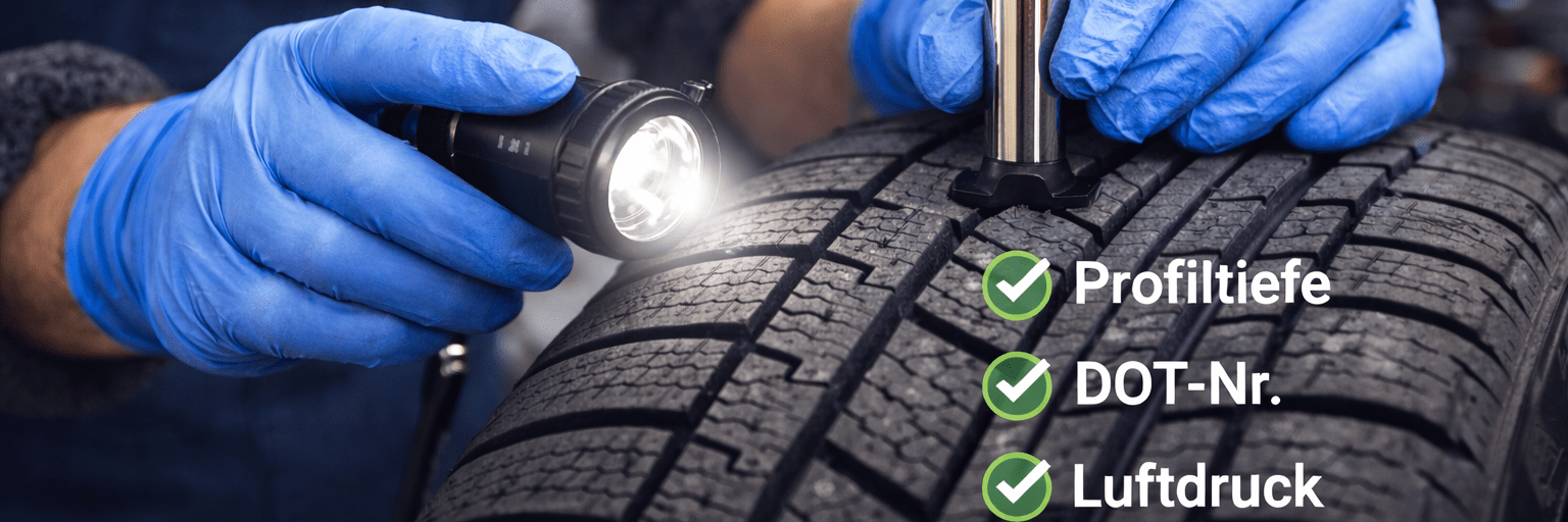 Mechaniker prüft Reifen visuell auf Verschleiß, Risse und Schäden bei einer professionellen Reifeninspektion in der Werkstatt